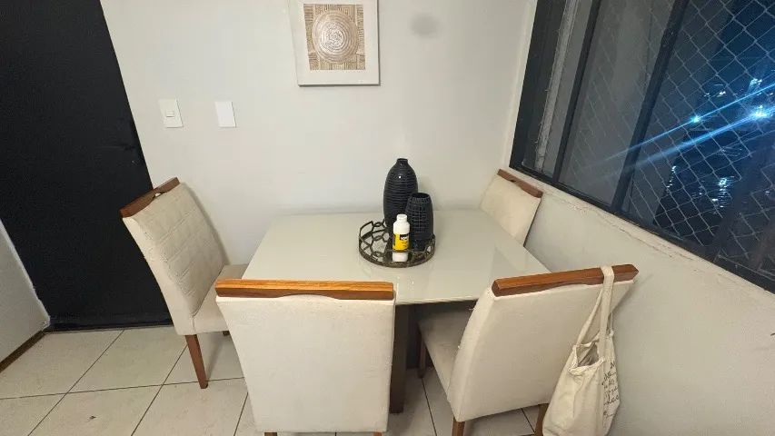 Mesa com 4 cadeiras 