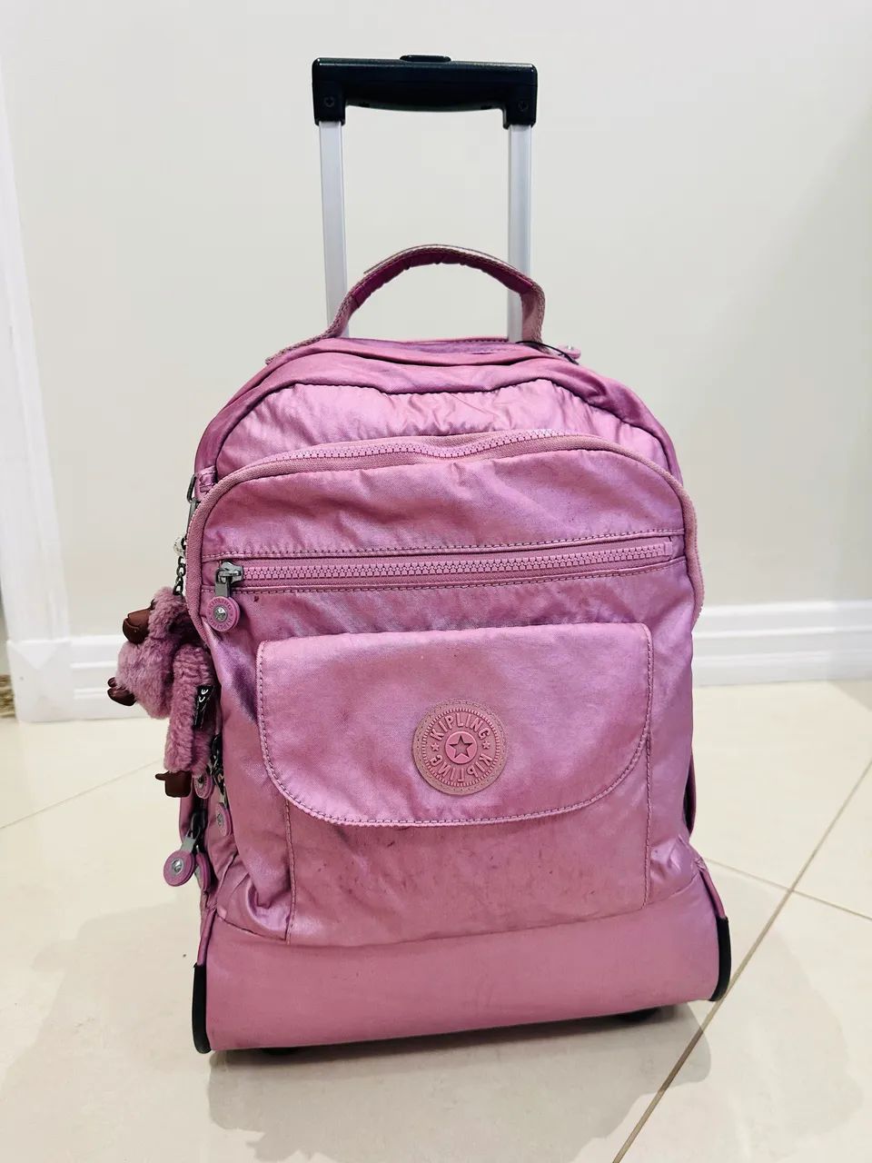 Mochila Kippling de rodinhas 