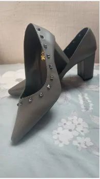Scarpin Cinza com Tachas - Elegância e Estilo - Foto 2