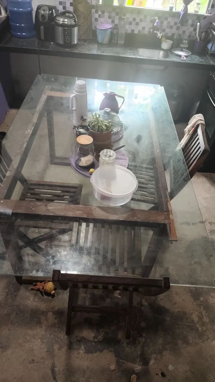 Vendo mesa com três cadeiras mas a mesa é grande