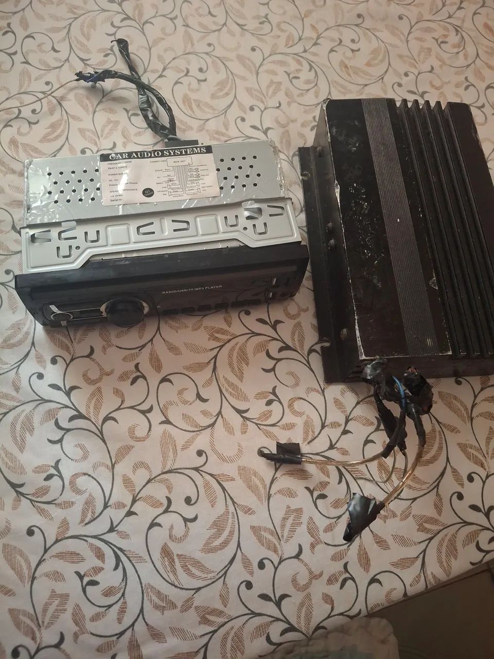 Vendo tocar CD e um módulo 