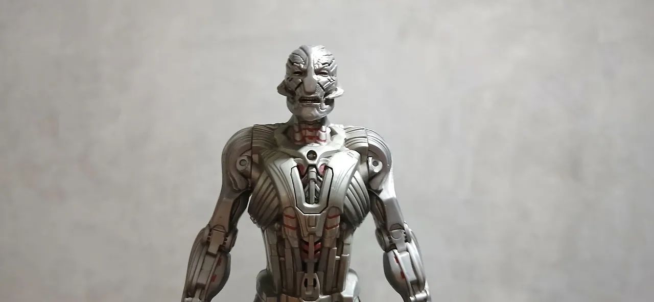 Boneco Ultron 30cm - com luz e sons 