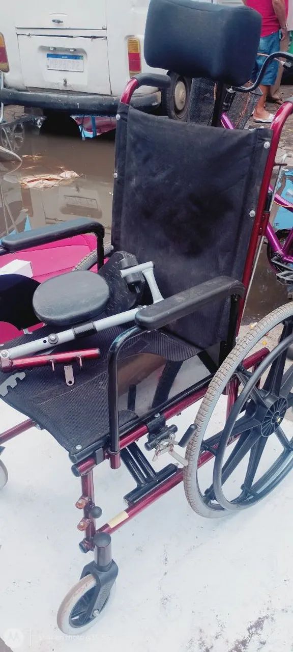 Vendo essa cadeira de rodas semi nova. - Foto 3