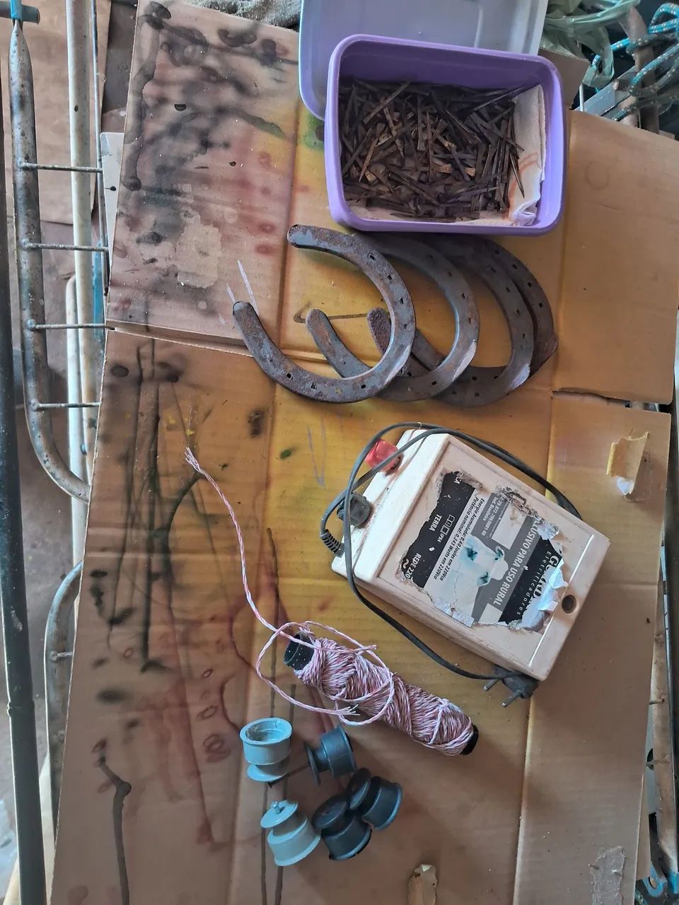 Máquina de cerca elétrica, ferraduras e cravos.  - Foto 2