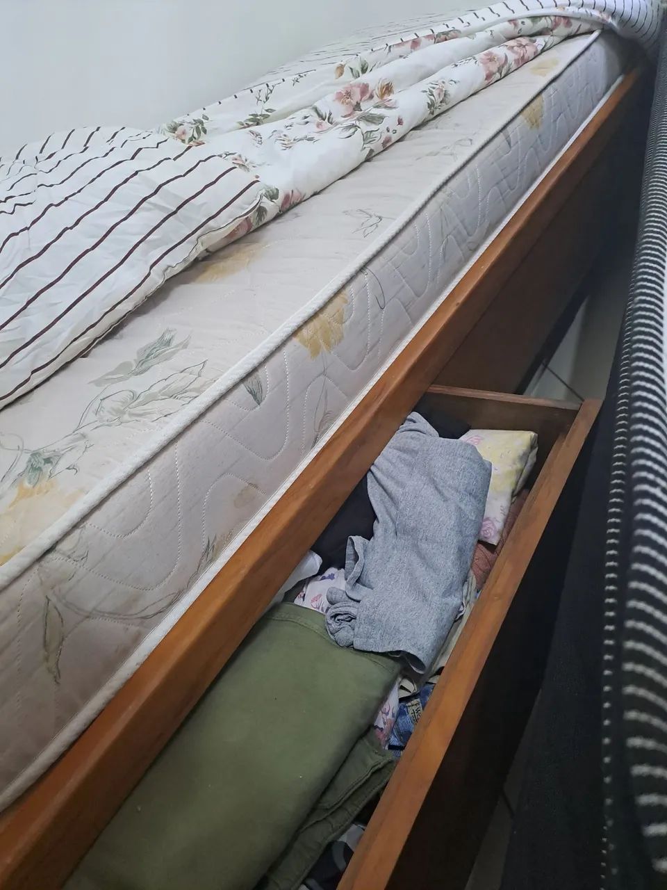 Cama de solteiro de madeira + colchão  - Foto 2