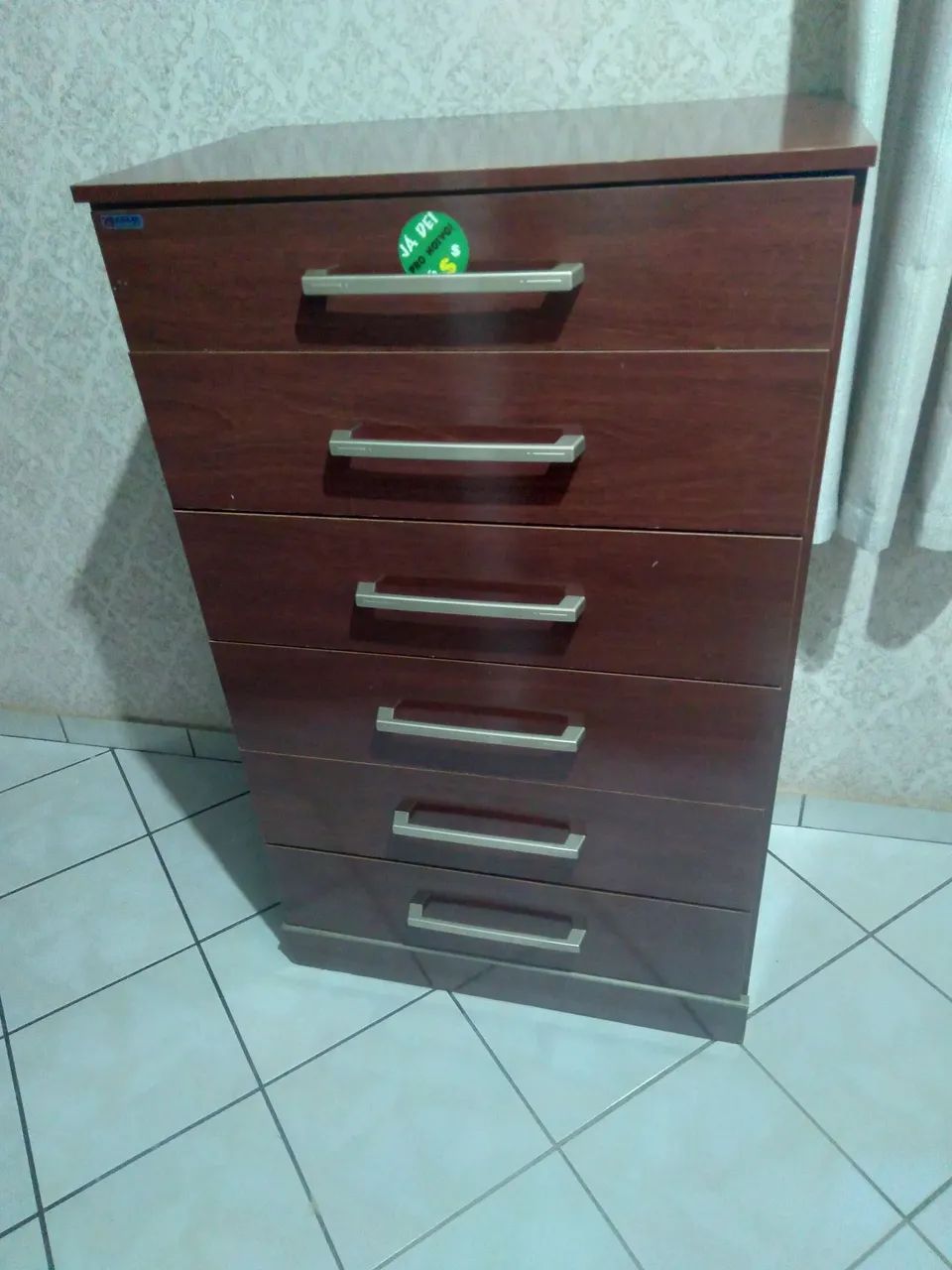 Vendo uma cômoda c/ 6 gavetas 