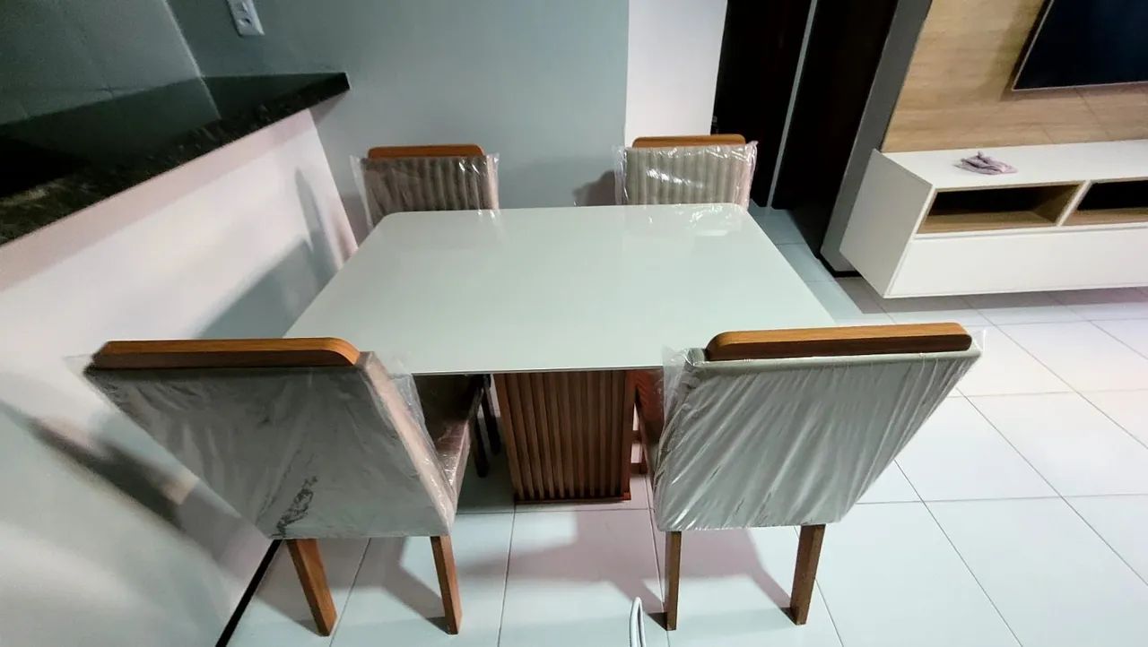 Mesa com 4 cadeiras  - Foto 2