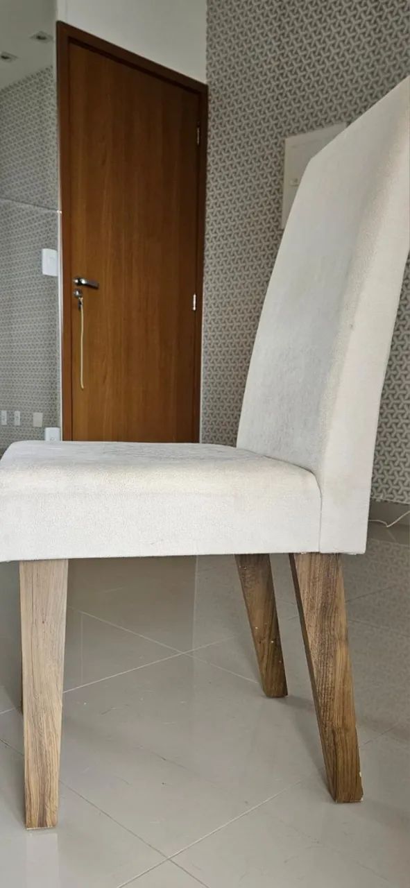 Mesa de jantar madeira retangular com tampo de vidro e 6 cadeiras  - Foto 3