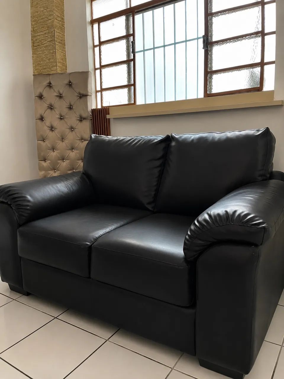2 Sofás preto - 2 e 3 lugares - Foto 3