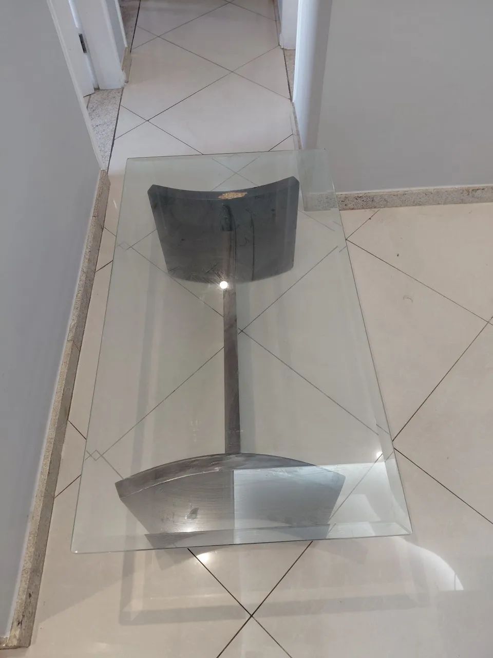 Mesa de centro elegante com tampo de vidro e base de madeira - Foto 3