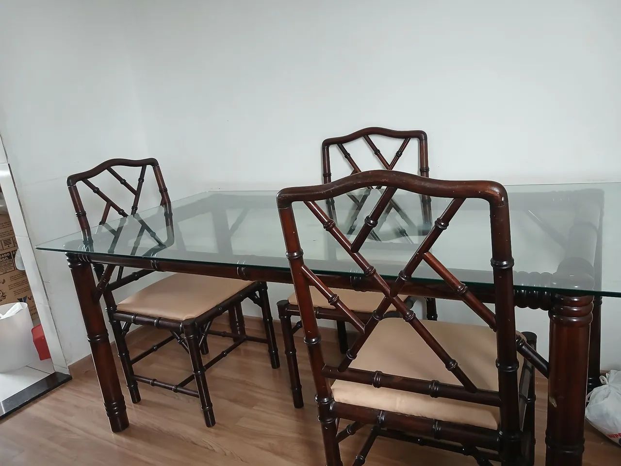 Mesa de vidro,com 3 cadeiras. - Foto 2