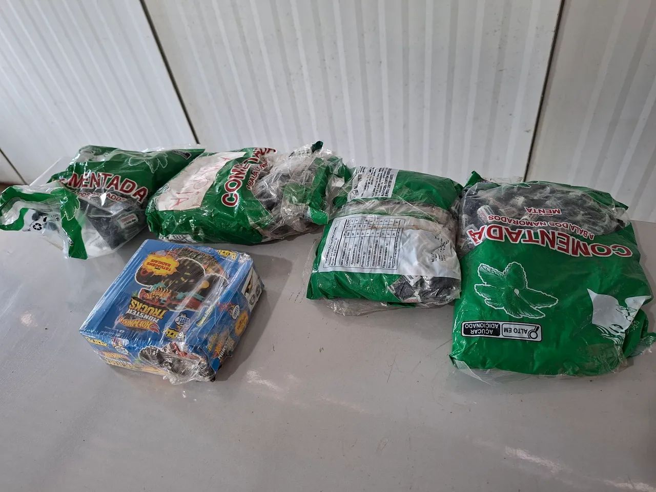 Bombom Comentada Menta + Chiclete Hot Wheels Monster Trucks