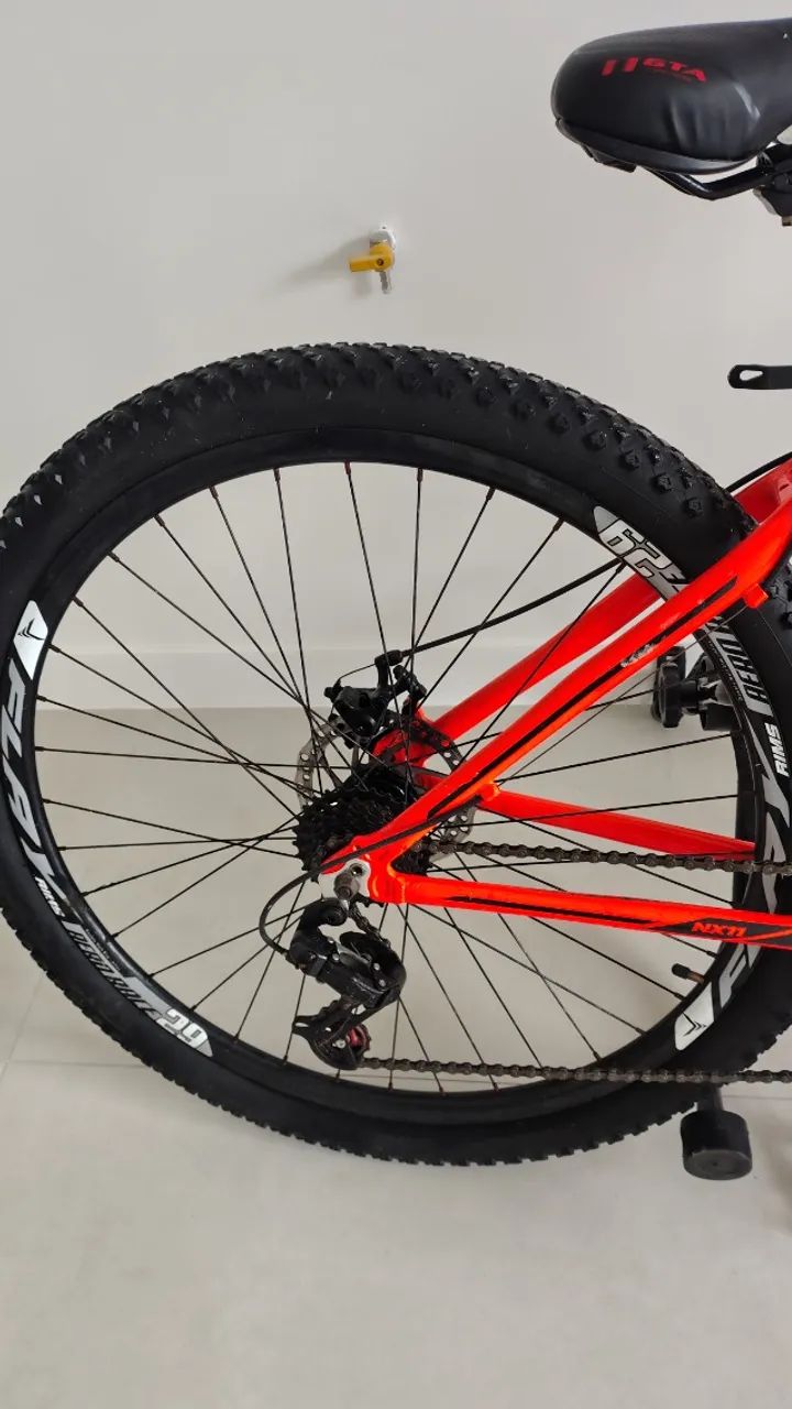 Bicicleta 2 juntas com o suporte para carro e cadeado  - Foto 3