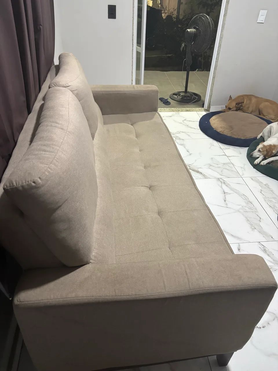 Estofado fixo em perfeito estado 