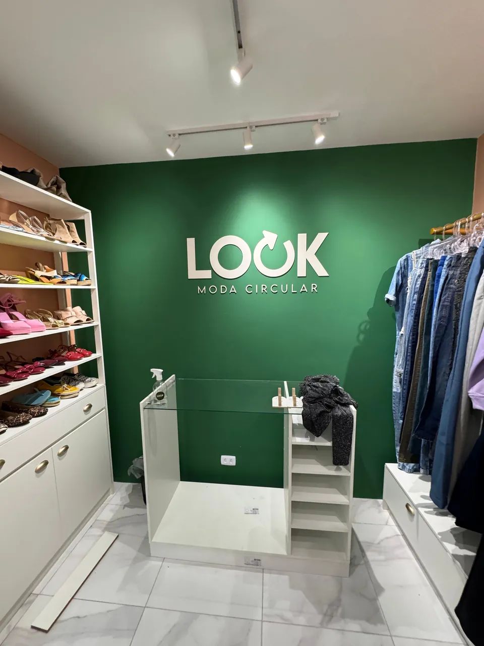 Moveis completos loja de roupas fechamento planejado dourado - Foto 2