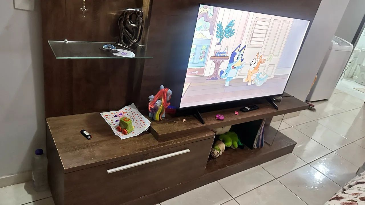 painel de TV com rack e prateleiras de vidro - Foto 4