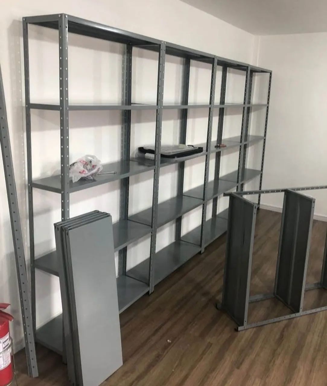 Prateleiras de aço. 
