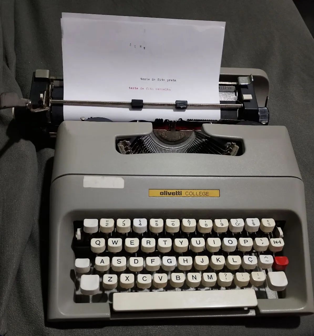 Máquina de escrever (datilografar)