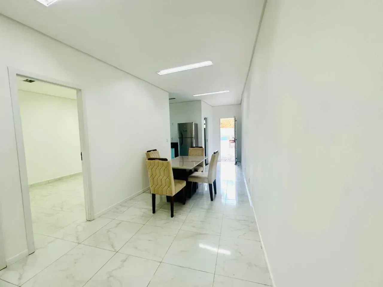 ALUGO LINDA CASA SEMI MOBILIADA DE 2 QUARTOS NA MARAMBAIA, COM CENTRAIS NOS QUARTOS - Foto 2