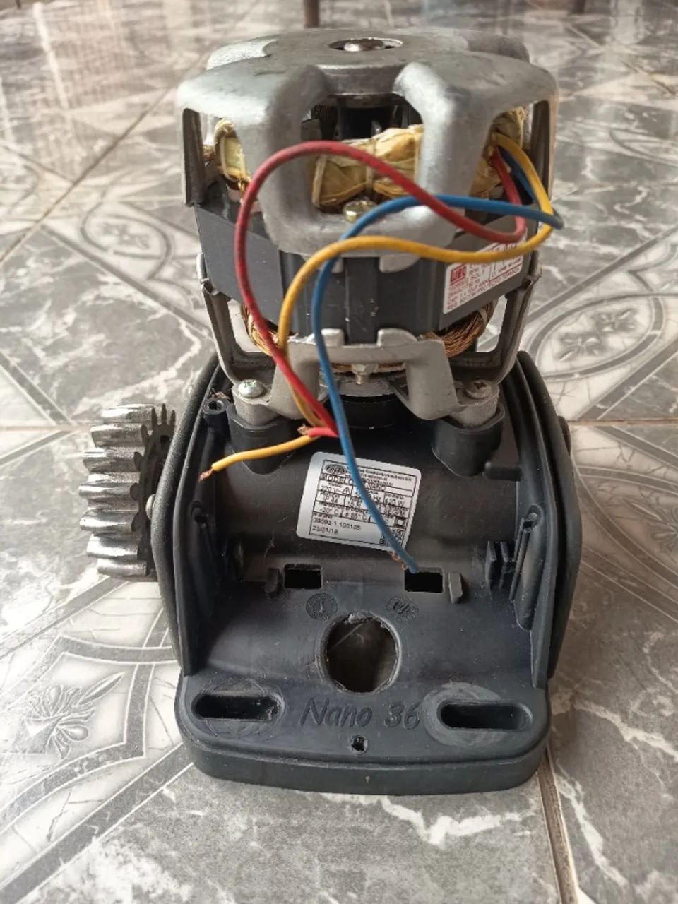Motor de portão com defeito 435689854715842561