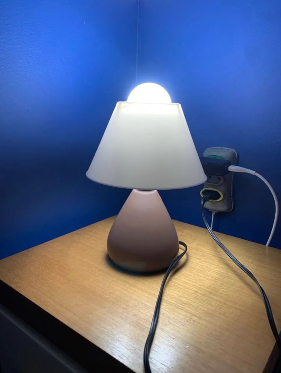 Luminária com lâmpada inteligente 