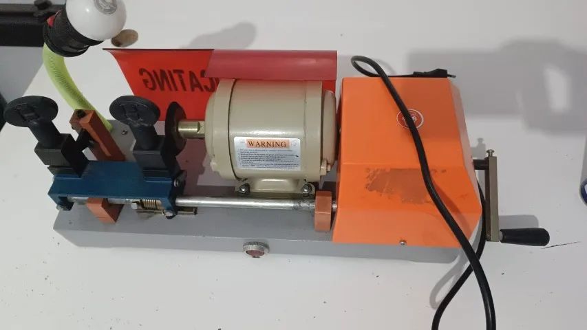 Máquina de cópias de chaves Yale importada 220V 