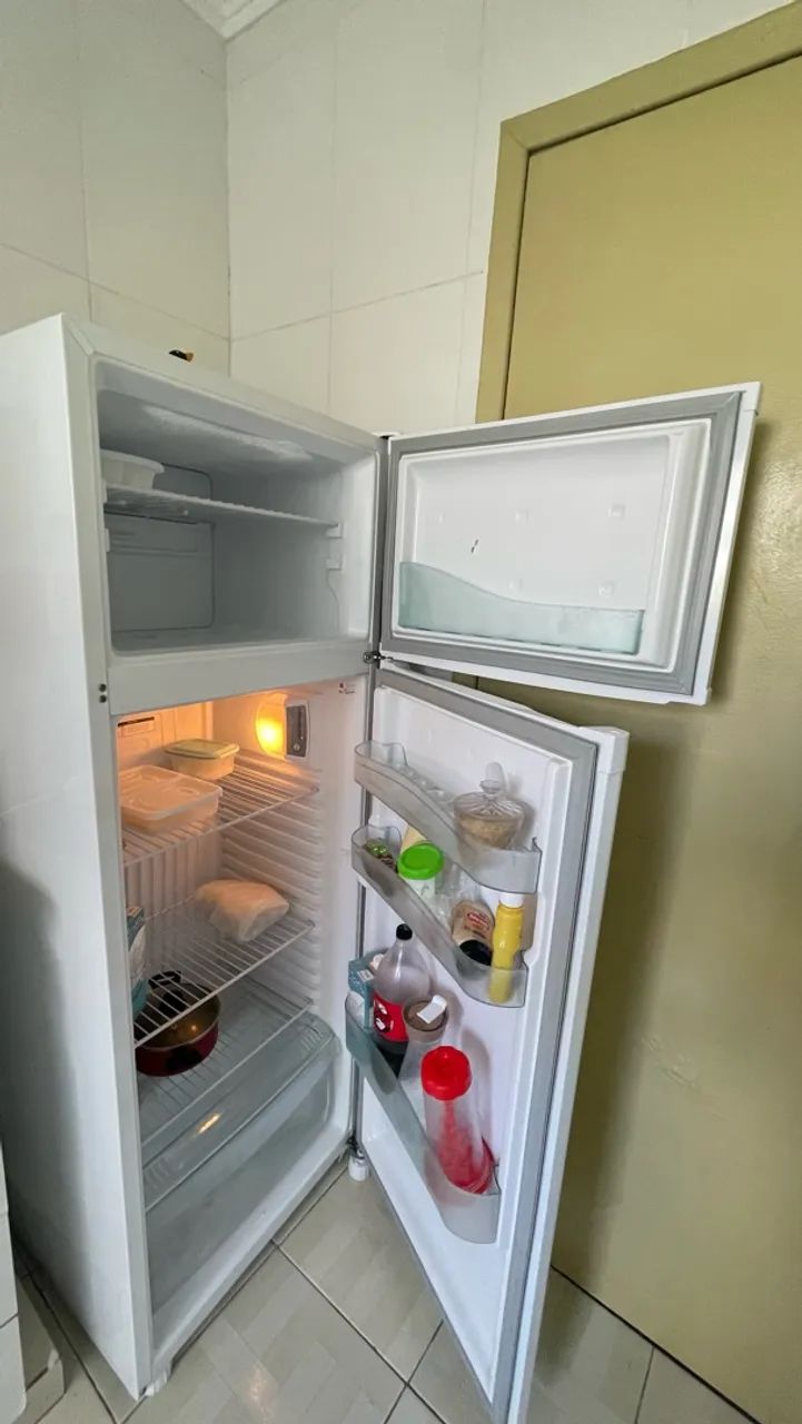 Geladeira Novíssima - 3 meses de uso - Foto 3