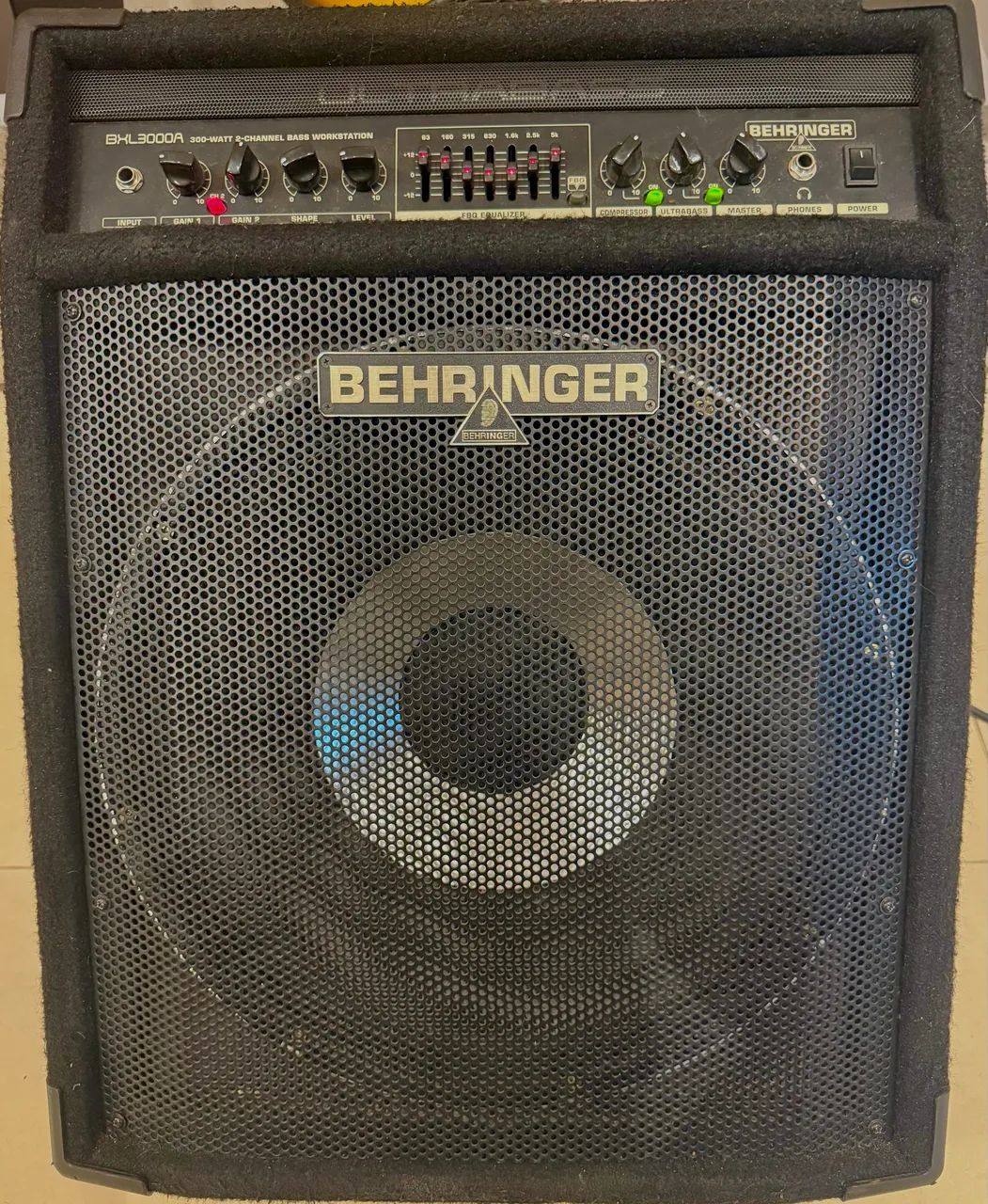 Amplificador Behringer ULTRABASS - 300 watts para contrabaixo 
