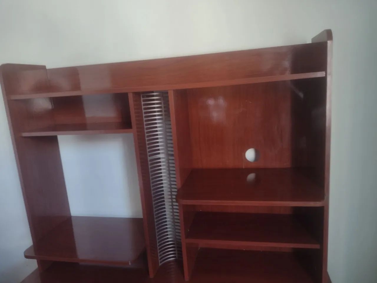 Rack/Escrivaninha com torre porta CDs integrada de madeira  - Foto 5