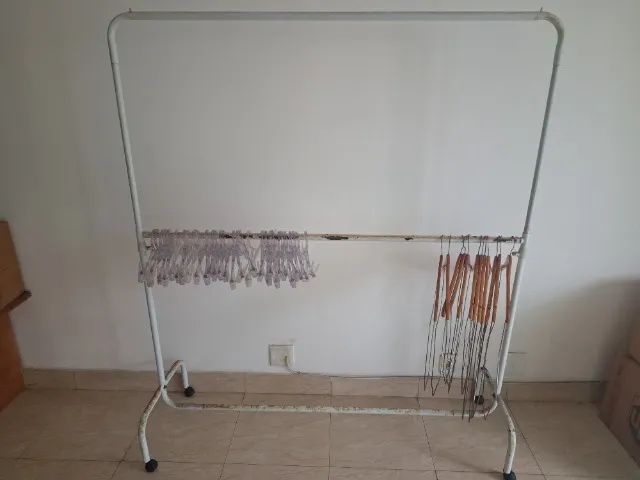 Arara de roupas regulável com rodinhas 