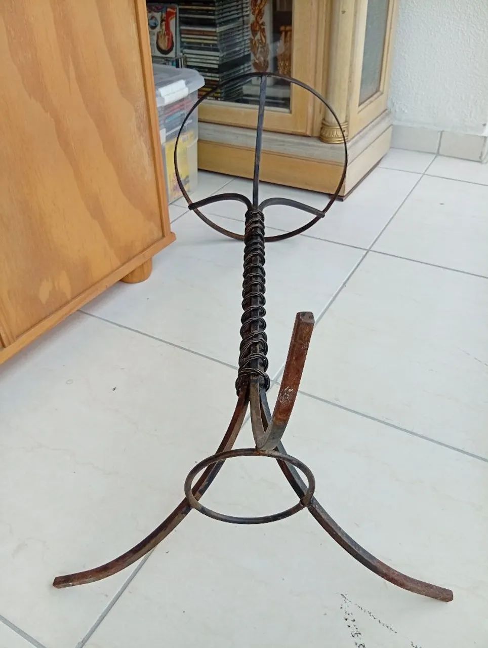 Antiga base de suporte com design clássico em ferro maciço  - Foto 4