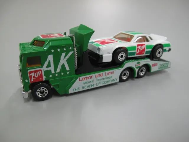 Matchbox Kenworth Cabover Racing Transporter + Chevy Stocker Verde (Usado)