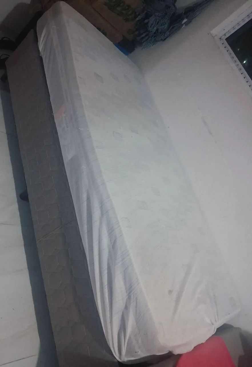 Vende-se Colchão de Solteiro (Acompanha Base Grátis) ?