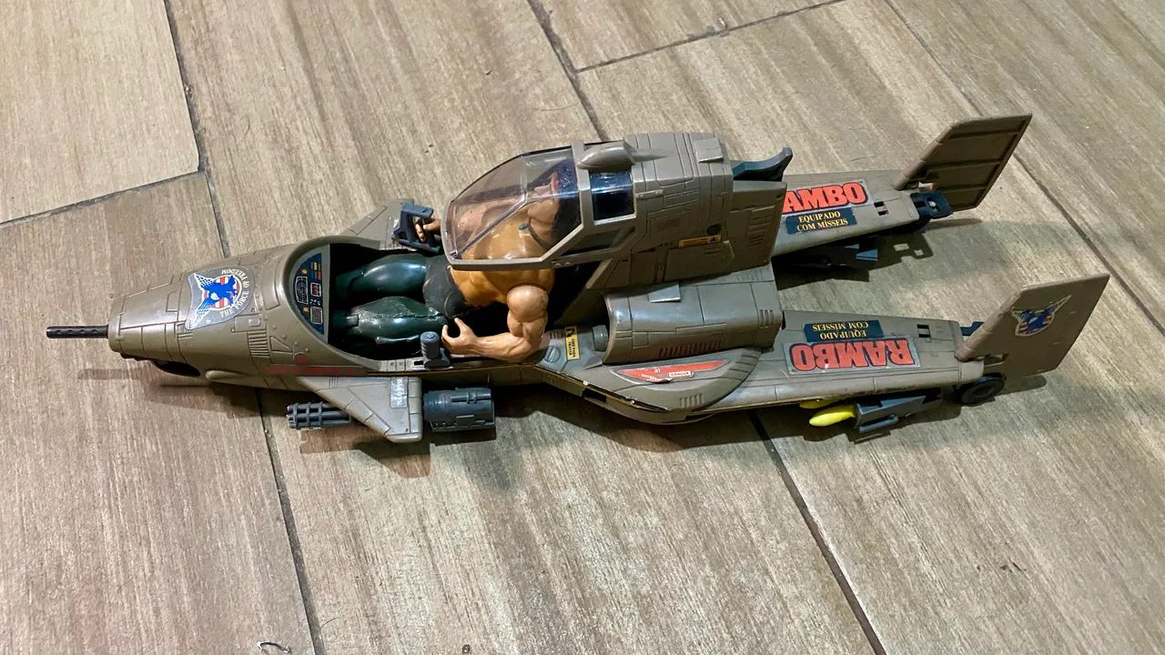Avião SkyWolf + boneco Rambo - Glasslite, anos 80 - Foto 2
