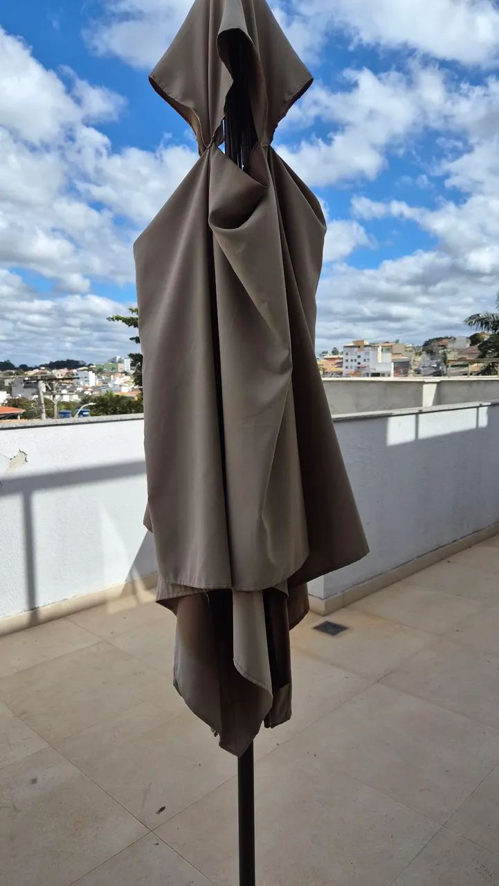 Vendo mesa completa com 6 cadeiras para área externa com ombrelone (guarda sol) - Foto 3