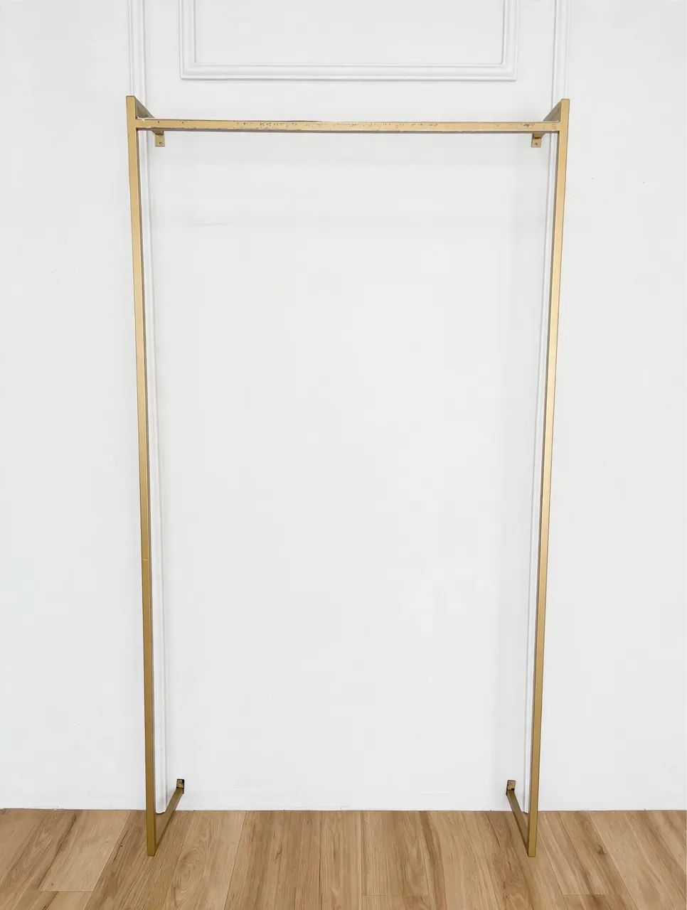 Arara de parede dourada 