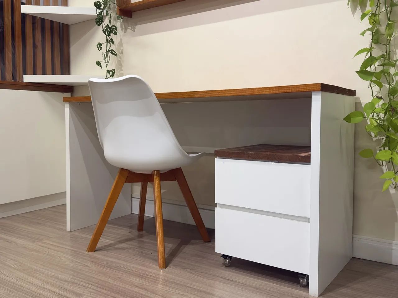 Mesa de escritório MDF/ madeira + cadeira de brinde - Foto 2