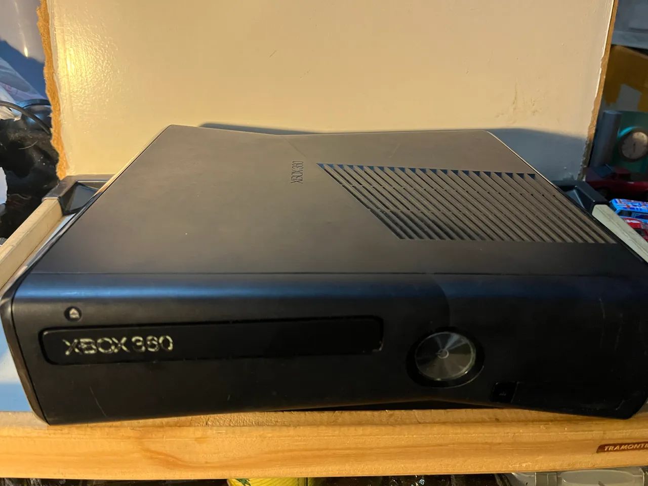 console Xbox 360 da Microsoft na cor preta c/deito
