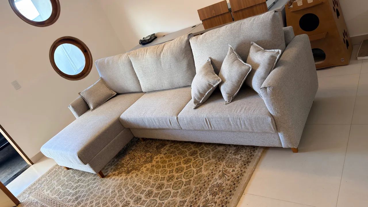 Sofá com chase cinza modular impermeabilizado.