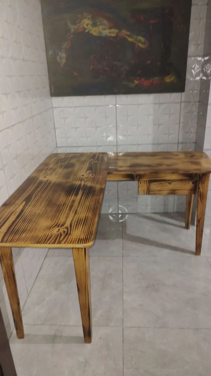 Escrivaninha em madeira de pinos.