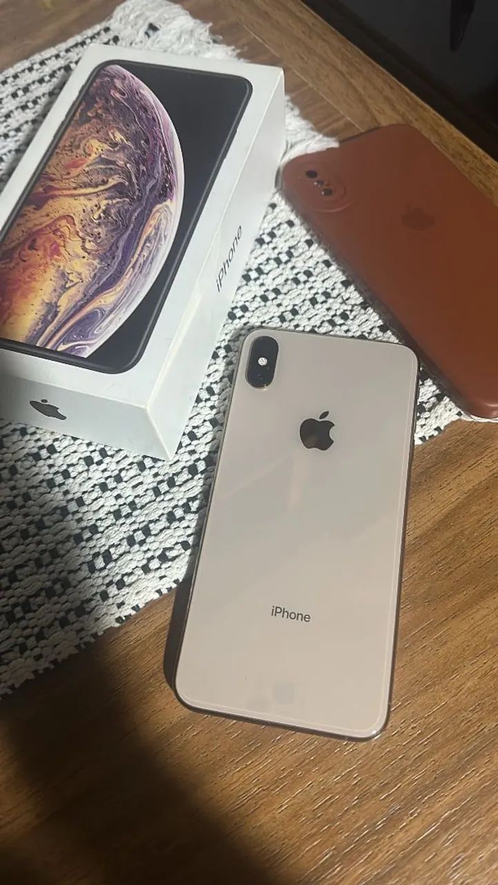Vendo iPhone Xs Max 256g saúde da bateria 79% - Foto 2