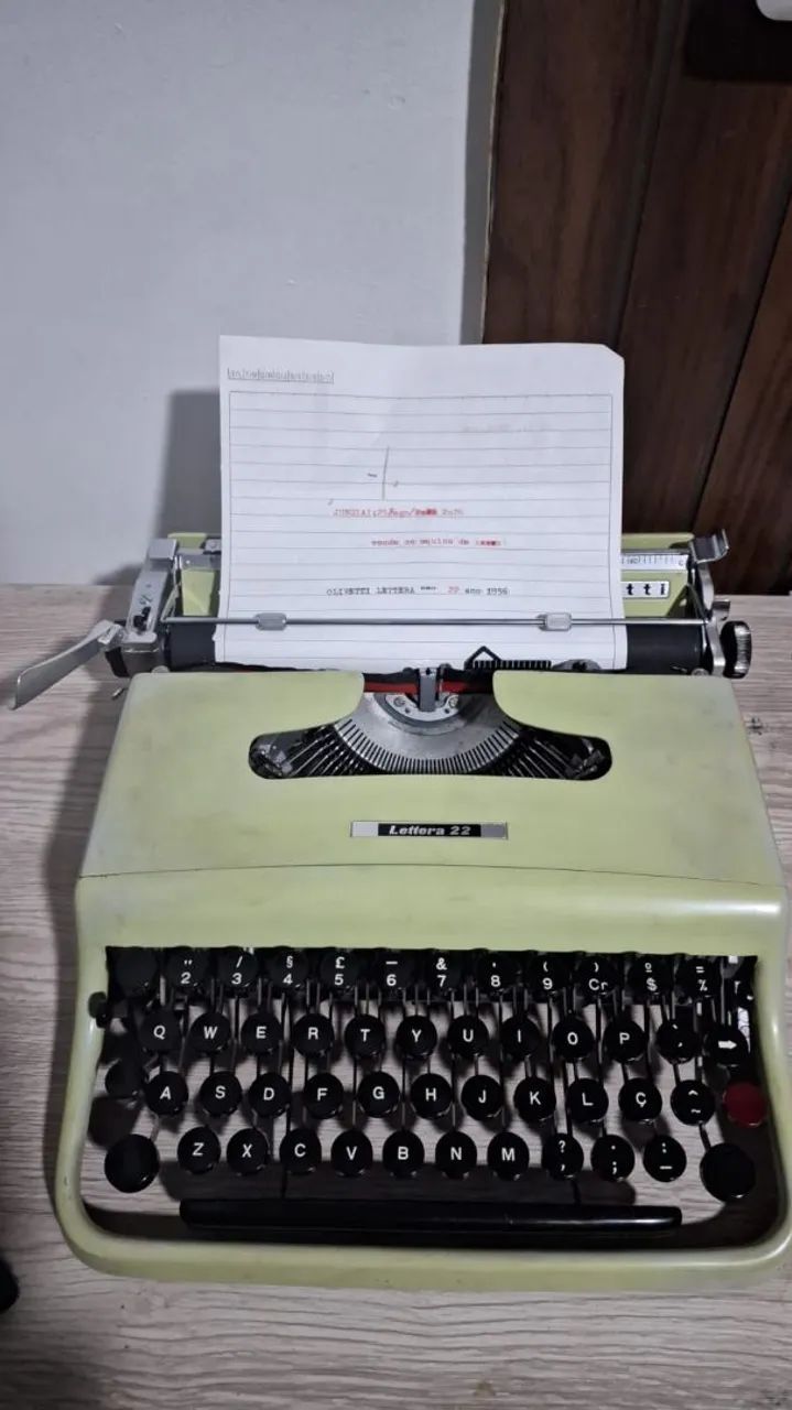 Vendo máquina de datilografia Olivetti Lettera 22 original com case e pinceis.  - Foto 2