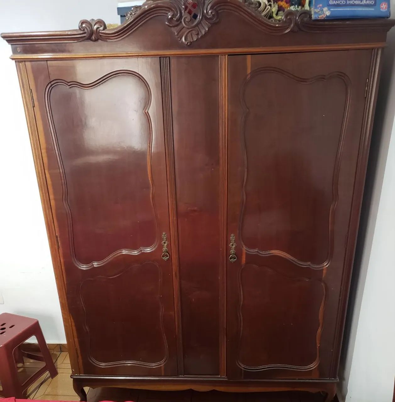 Guarda-roupa clássico em madeira maciça - lindo e resistente! 