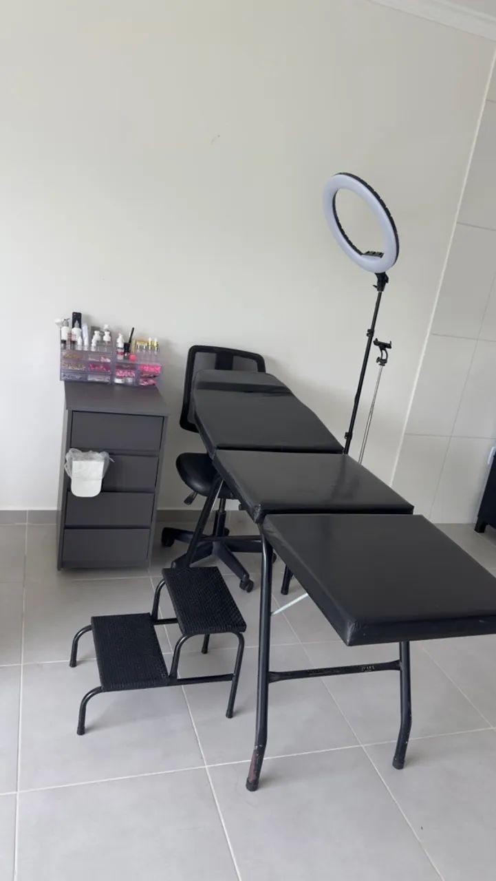 Maca, escada e cadeira 