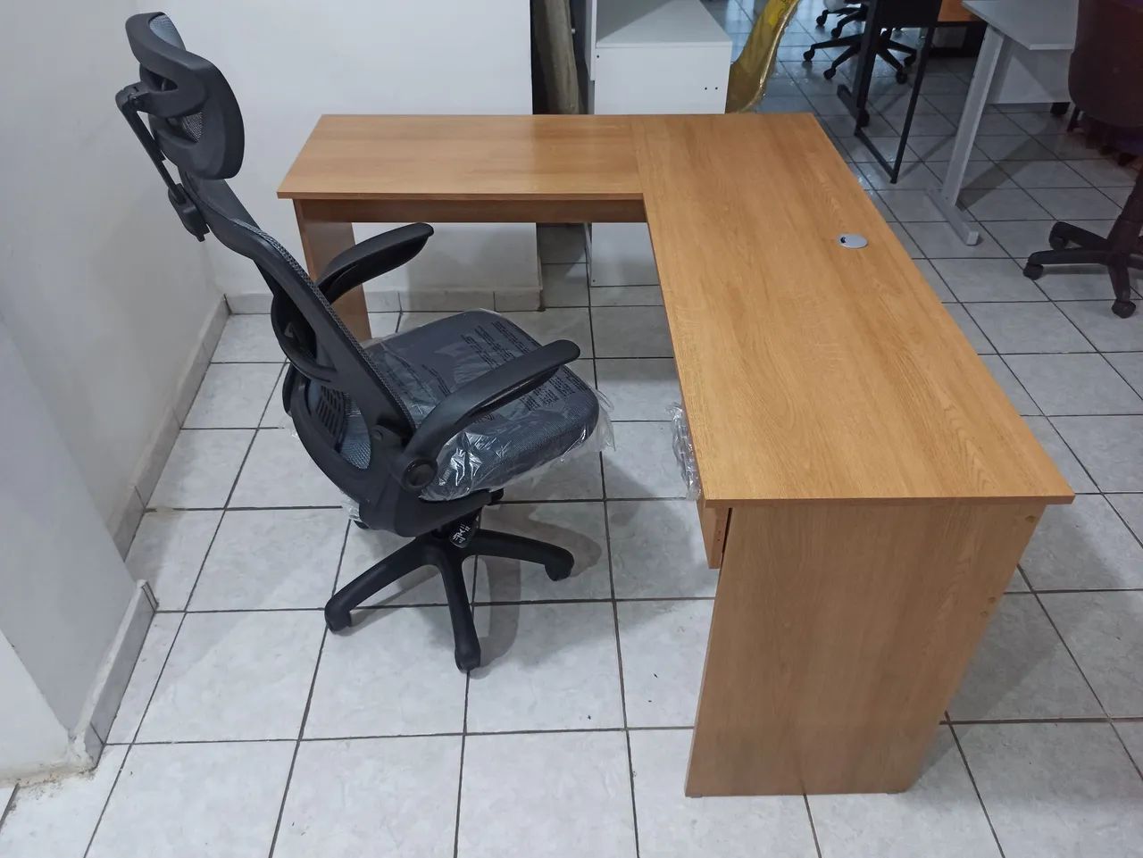 Mesa e cadeira para escritório novos