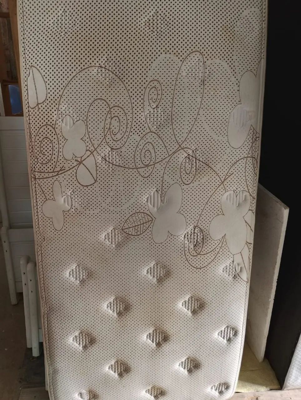 Cama de madeira com colchão  - Foto 2
