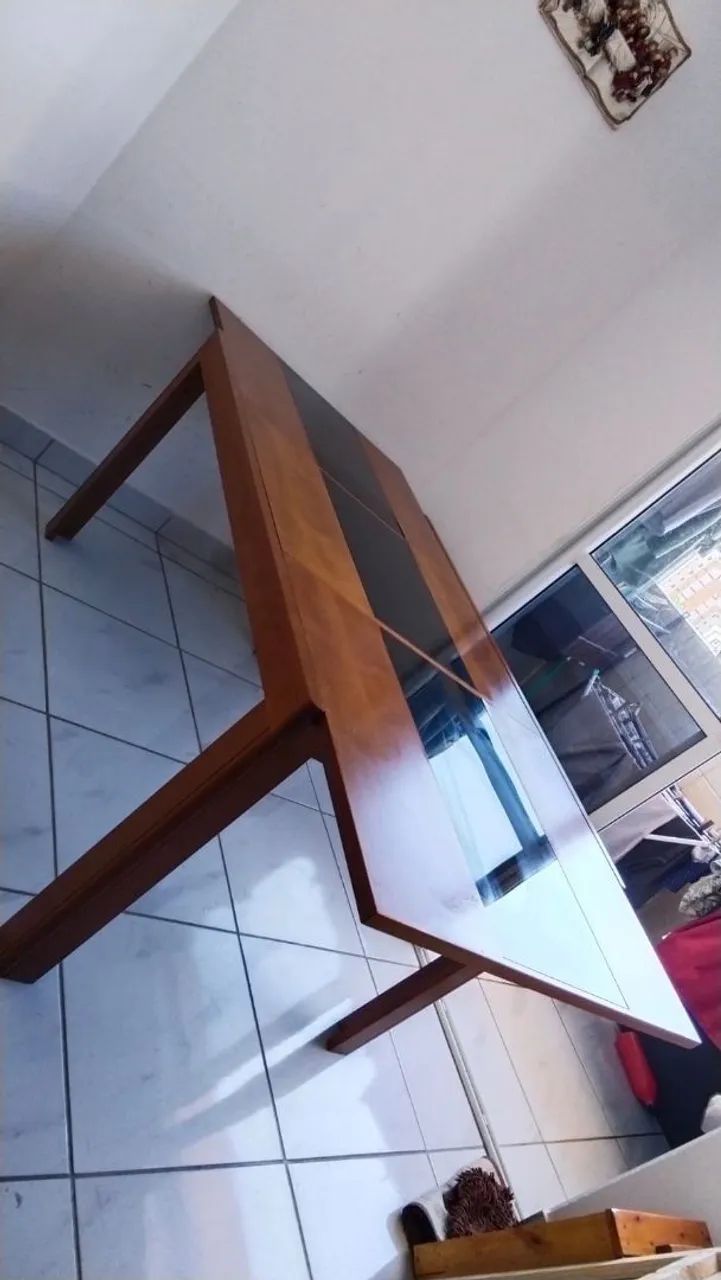 Mesa de vidro e madeira