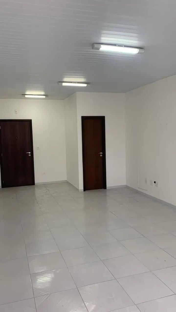 Alugo sala comercial com 34m2 no Centro de Curitiba - Foto 2