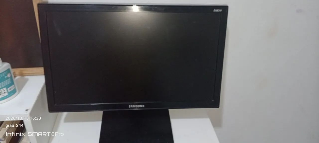 Vendo monitor com o teclado e mouse e os cabos