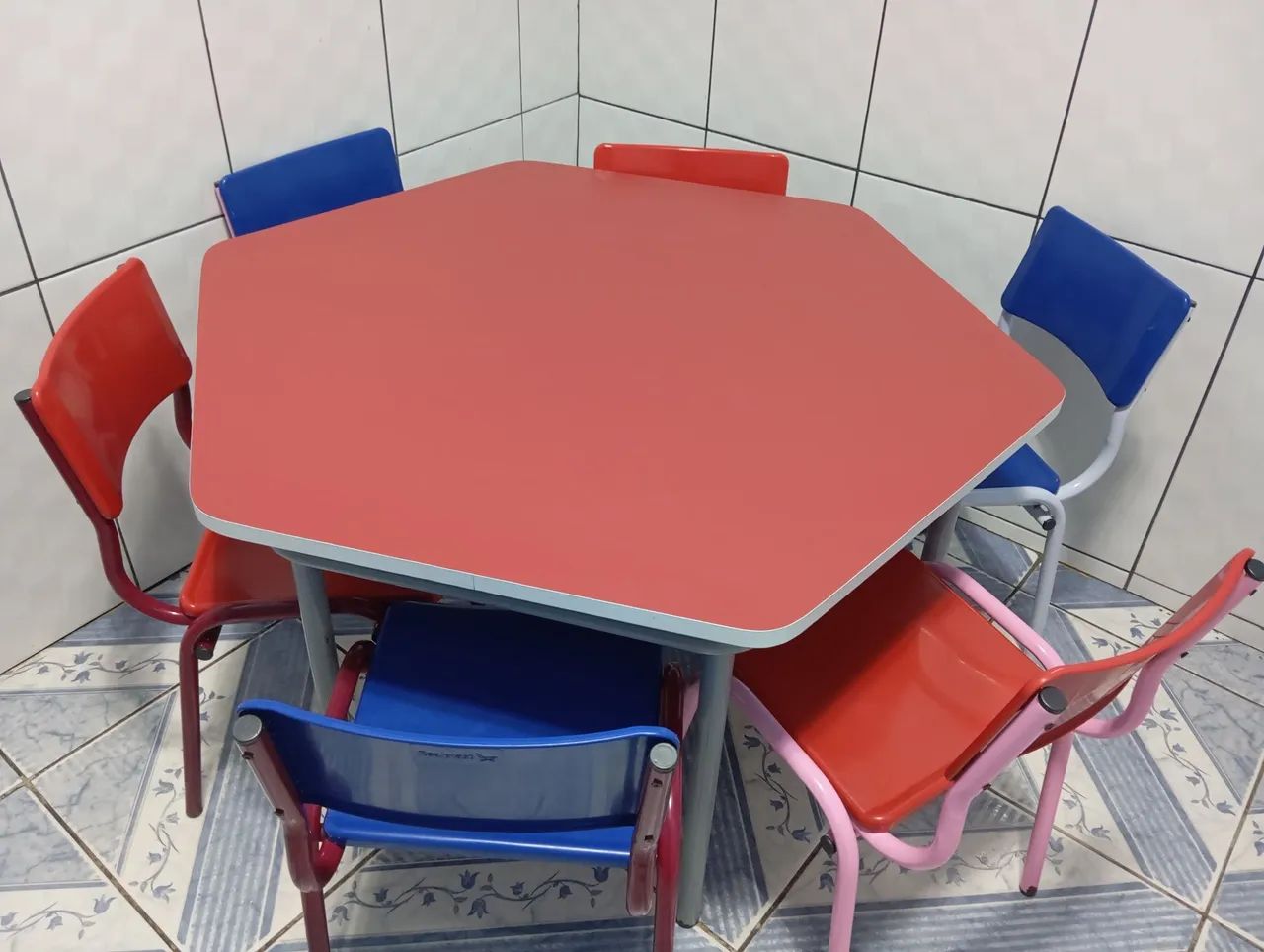 Mesas e cadeiras escolares 